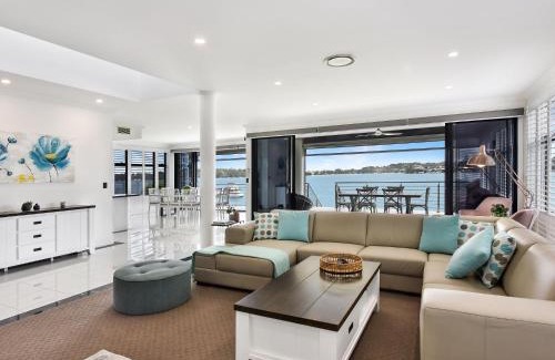 Lake Macquarie City Council House | Sealand Lake House Stunning Absolute Waterfront