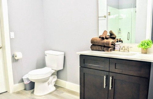 Sealy Apartment | Sealy Spacious 1 bed with Pool