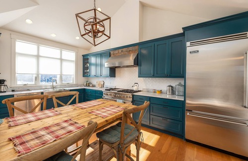 Harpswell House | SeaMeadow Cottage. Spacious, Deck, Bay Views and a 3 min walk to the Beach.