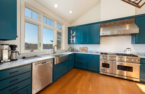 Harpswell House | SeaMeadow Cottage. Spacious, Deck, Bay Views and a 3 min walk to the Beach.