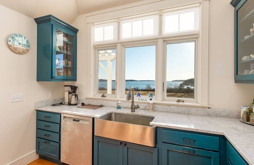Harpswell House | SeaMeadow Cottage. Spacious, Deck, Bay Views and a 3 min walk to the Beach.