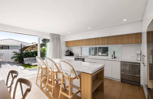 Mount Maunganui House | Seas the Day with the comforts of home & spa