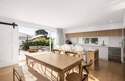 Mount Maunganui House | Seas the Day with the comforts of home & spa