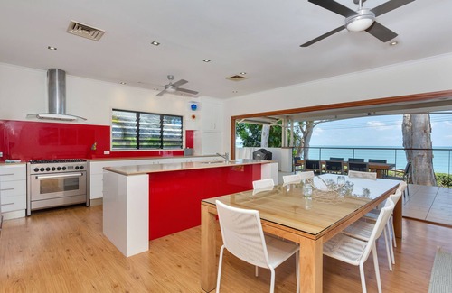 Clifton Beach House | Seascape Luxury Beachfront Holiday House