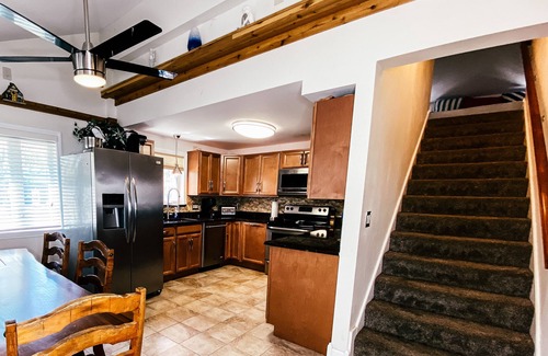Oak Harbor House | "SEASHELL" 4 Bedroom Home Steps from Lake Erie Sleeps 13