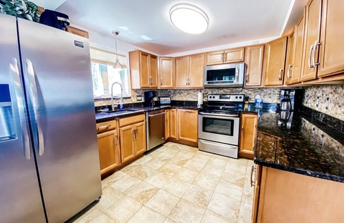 Oak Harbor House | "SEASHELL" 4 Bedroom Home Steps from Lake Erie Sleeps 13