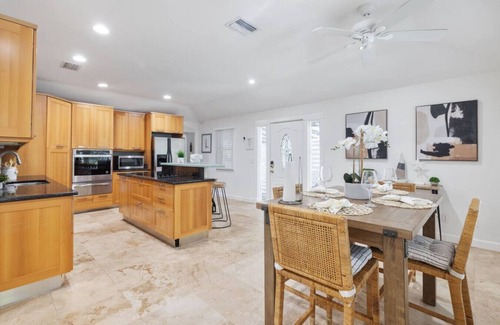 Ilexhurst House | Seashell Shack! Fall rate drop! 1 block to beach!