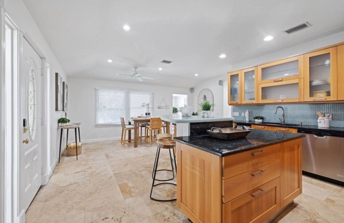 Ilexhurst House | Seashell Shack! Fall rate drop! 1 block to beach!