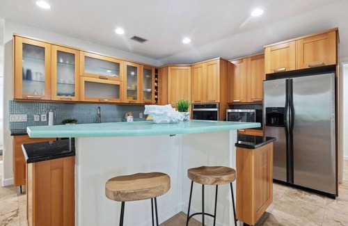 Ilexhurst House | Seashell Shack! Fall rate drop! 1 block to beach!