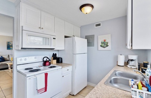 Indian Harbour Beach Apartment | Seashell~ Walk to the beach Pool, BBQ, Arcade, Gym