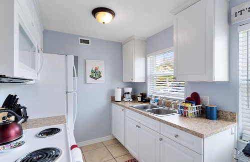 Indian Harbour Beach Apartment | Seashell~ Walk to the beach Pool, BBQ, Arcade, Gym