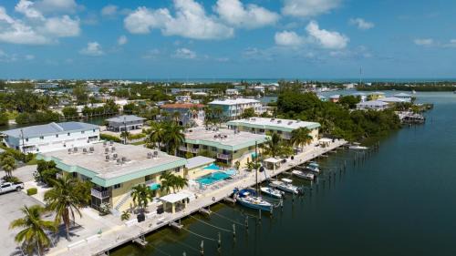 Marathon Apartment | Seashells Getaway - Boat Slip, Ramp, Pool