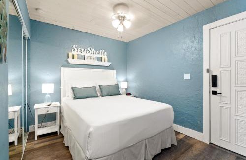 Marathon Apartment | Seashells Getaway - Boat Slip, Ramp, Pool
