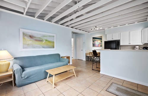 Jog Road House | Seaside Bungalow 150 Steps from Ocean