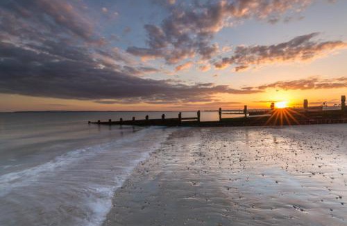 South Hayling House | Seaside Cabin Retreat in Hayling Island