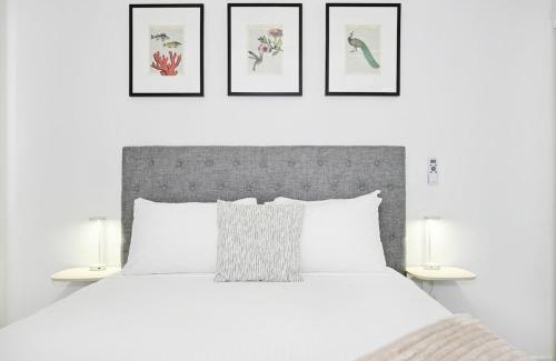 Dicky Beach Apartment | Seaside Charm & Comfort - 1min to Beach