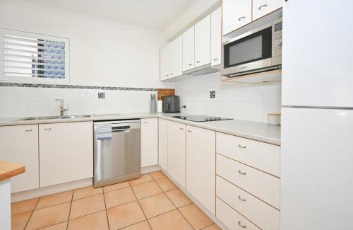 Dicky Beach Apartment | Seaside Charm & Comfort - 1min to Beach