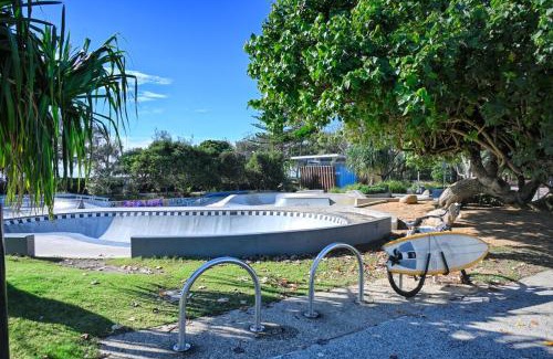 Dicky Beach Apartment | Seaside Charm & Comfort - 1min to Beach