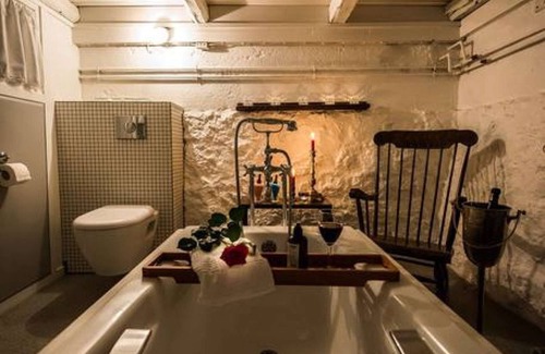 Eyrarbakki Cottage | Seaside cottages is a detached, 19th century stone-built cottage which stands by the Atlantic ocean