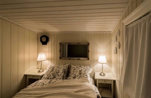 Eyrarbakki Cottage | Seaside cottages is a detached, 19th century stone-built cottage which stands by the Atlantic ocean