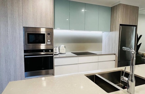 Mount Maunganui Apartment | Seaside Elegance- Modern Comforts & Cafe onsite