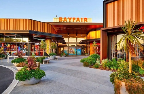 Mount Maunganui Apartment | Seaside Elegance- Modern Comforts & Cafe onsite