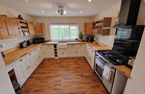 Cylch-Y-Garn House | Seaside Escape at Ty Bugail - Holyhead