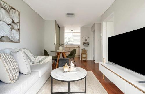 Dee Why Apartment | Seaside Escape Private Balcony BBQ