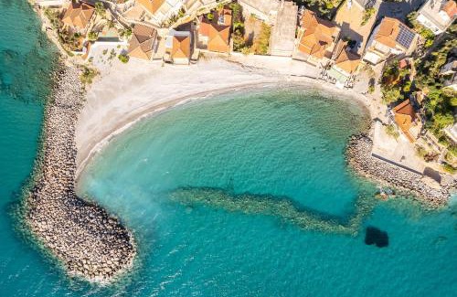 Avia Apartment | Seaside Family Haven - Avia's Spacious Getaway