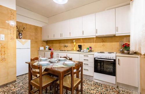 Avia Apartment | Seaside Family Haven - Avia's Spacious Getaway