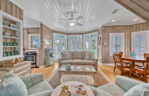 Seaside House | Seaside "Frose Rose" | 2 BR | Sleeps 6 | Private | Steps to Beach!