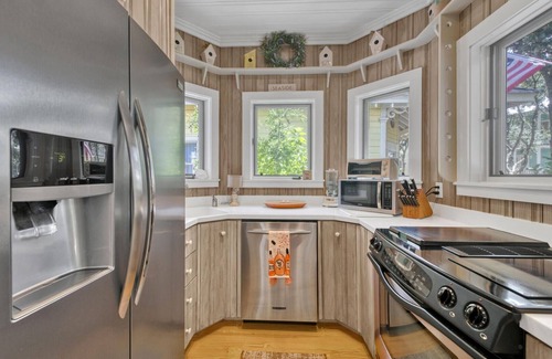 Seaside House | Seaside "Frose Rose" | 2 BR | Sleeps 6 | Private | Steps to Beach!