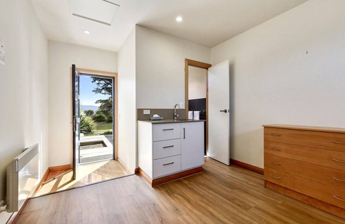 Bicheno Apartment | Seaside House - On Waubs Bay!
