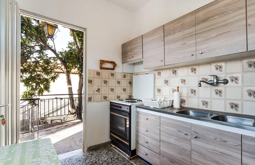 Asprovalta House | Seaside Holiday Home With Balcony