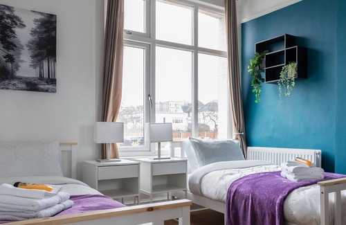 Westcliff-on-Sea Apartment | Seaside LUXURY large apartment, near amusements and seafront