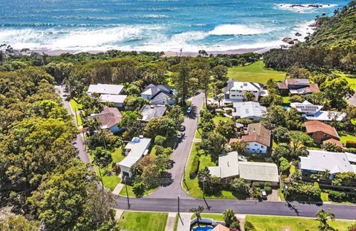 Sapphire Beach House | Seaside Oasis, 200m to beach! w/ 5 bedrooms & pool
