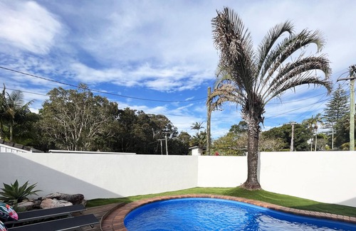 Sapphire Beach House | Seaside Oasis, 200m to beach! w/ 5 bedrooms & pool