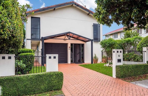 Wynnum Apartment | Seaside Serenity at Plumeria Place