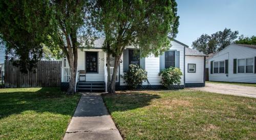 Bay Area House | Seaside Serenity Dual Dwellings for Family & Frie