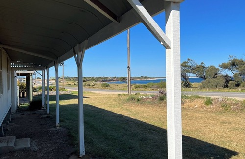Moorowie House | Seaside shack on the empty beachfront remote, only 12 mins from Yorktown.