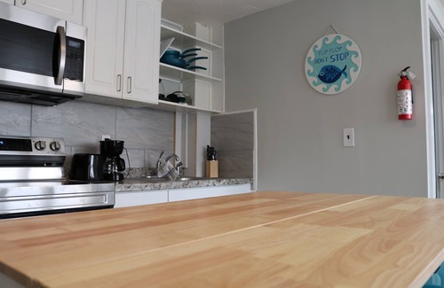 Hampton Apartment | Seaside Social Deluxe - Steps to Wally's, Goat