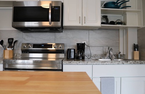 Hampton Apartment | Seaside Social Deluxe - Steps to Wally's, Goat