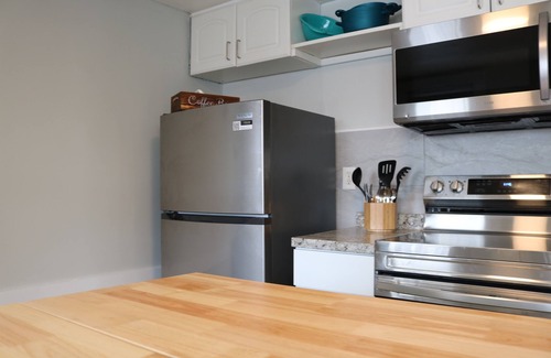 Hampton Apartment | Seaside Social Deluxe - Steps to Wally's, Goat