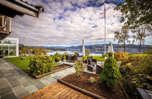 Ytrebygda Villa | Seaside villa in the heart of Arboretum and Botanical garden with pool & sauna.