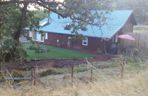 Corvallis Cabin | Seasonal "Creekside Cabin" 6 mi N of OSU, County Approved legal :-)