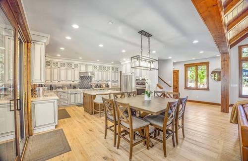 Roslyn House | Seasonal Perks Now | Walk 2 Nelson Farm + Top Amenities