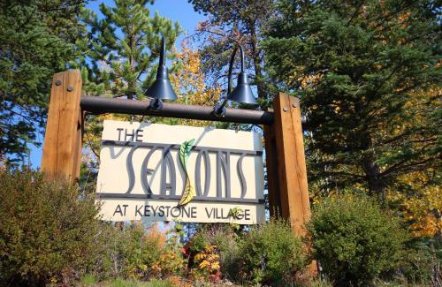 Lakeside Village House | Seasons 1860 by SummitCove Lodging
