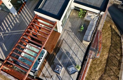 Svolvaer House | Seaview and private roof top terrace with jacuzzi in Lofoten