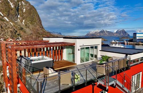 Svolvaer House | Seaview and private roof top terrace with jacuzzi in Lofoten