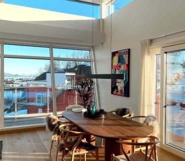 Svolvaer House | Seaview and private roof top terrace with jacuzzi in Lofoten